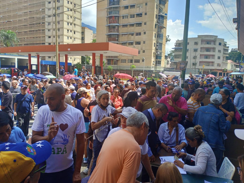 VJimenezUres's tweet photo. ¡La afluencia a las #Primarias2023 es abrumadora! Supera cualquier expectativa. ¡Esto es inspirador, le devuelve la fe a quienes la habían perdido! 

¡Los venezolanos queremos vivir en democracia y hoy lo estamos demostrando! https://t.co/xcpXAzNTan