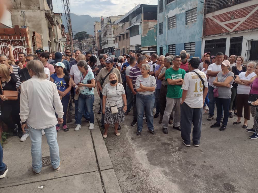 VJimenezUres's tweet photo. ¡La afluencia a las #Primarias2023 es abrumadora! Supera cualquier expectativa. ¡Esto es inspirador, le devuelve la fe a quienes la habían perdido! 

¡Los venezolanos queremos vivir en democracia y hoy lo estamos demostrando! https://t.co/xcpXAzNTan