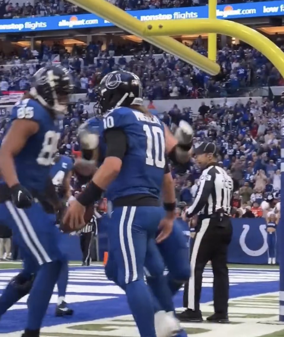 ksnake204's tweet photo. @junior_miller Can we please get a Uniform Czar ruling on todays Colts uni’s? https://t.co/jZpzw5Rdpy