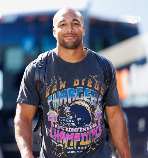 BoltUp_3's tweet photo. This AFC Champ shirt is 🔥 🔥 🔥 anyone know whose selling it?!#Chargers https://t.co/kBy9Vh3WO1
