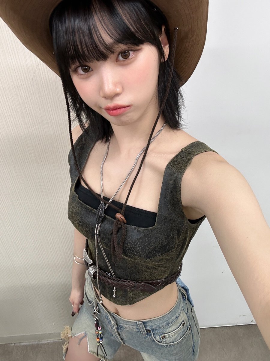 hourly chaewon ☆ tweet media