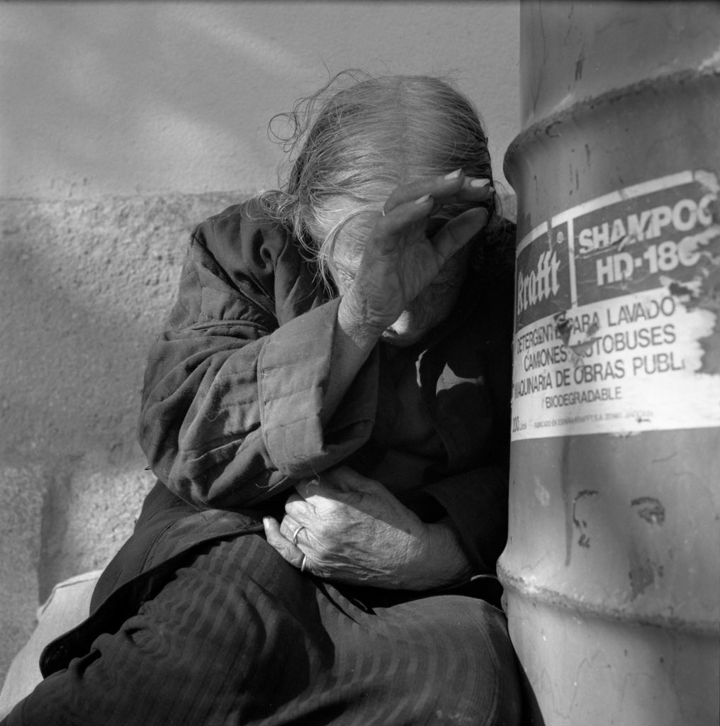 Al primer día le toma una fotografía, y ella sonríe. Transcurre un tiempo, quizá un mes...lo justo para que la calle empiece a pesar. Solo la reconoció por el anillo. Esta historia estuvo presente en nuestro segundo #DiarioVivo.