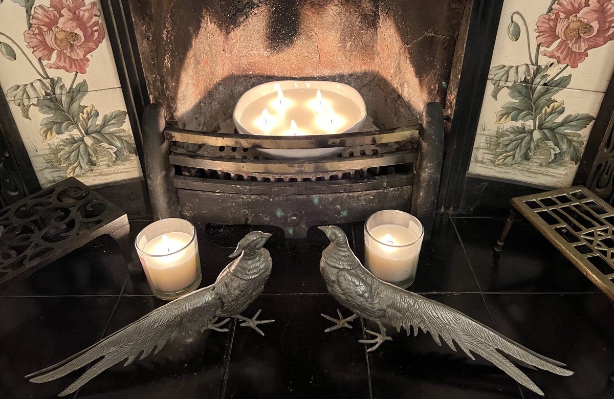 podweed's tweet photo. When you canโt justify lighting the fire so find a compromise.
#FirebrickFlameEffect ๐ฅ๐
#CosyCandles https://t.co/GpHeXOEHtv