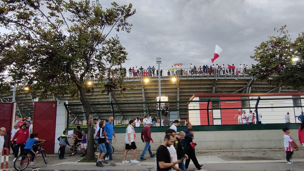 PuckJansen1954's tweet photo. In Italië heb je in de #SerieD veel mooie clubs. #asdbarletta is er ook één. Goede support en leuk stadion. Vanmiddag kwamen ze tegen #Gelbison niet verder dan 0-0, maar er is zeker potentie om hogerop te komen. Ben je hier in de buurt, pak dan ff een wedstrijd mee.
#GenteDiMare https://t.co/9mYTVeSl1M