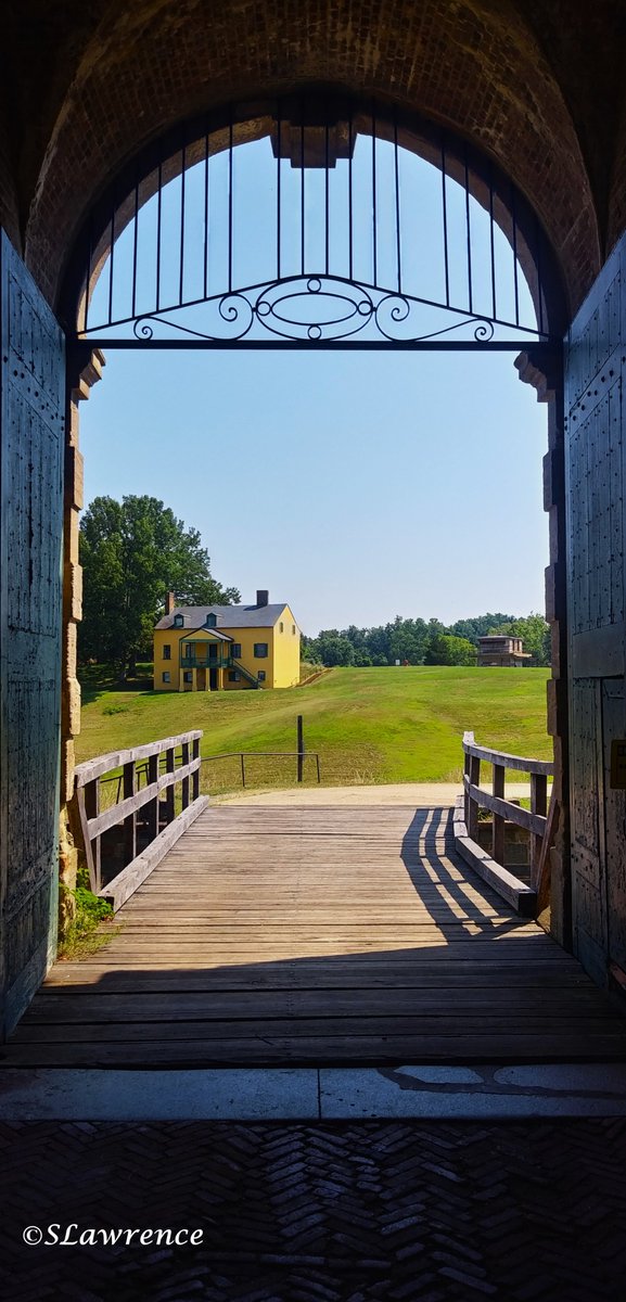 Thank you to all those that served. Happy Veterans Day. The entrance to Fort Washington, Maryland. #photo #photooftheday #PhotographyIsArt #photographylovers #photography #symmetry #TwitterPhotographyCommunity #interesting #historic  #HistoricBuilding #Maryland #fort #History