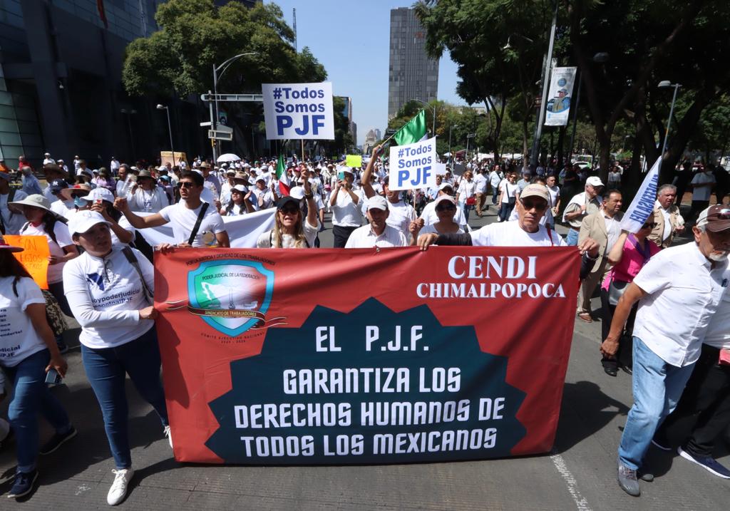 elsolde_mexico's tweet photo. 🔴🤔 Esta mañana se dio una marcha por parte de los trabajadores del #PoderJudiacial del Monumento a la Revolución al hemiciclo a Juárez.
📸Adrián Vázquez https://t.co/KlNKc8OXGy