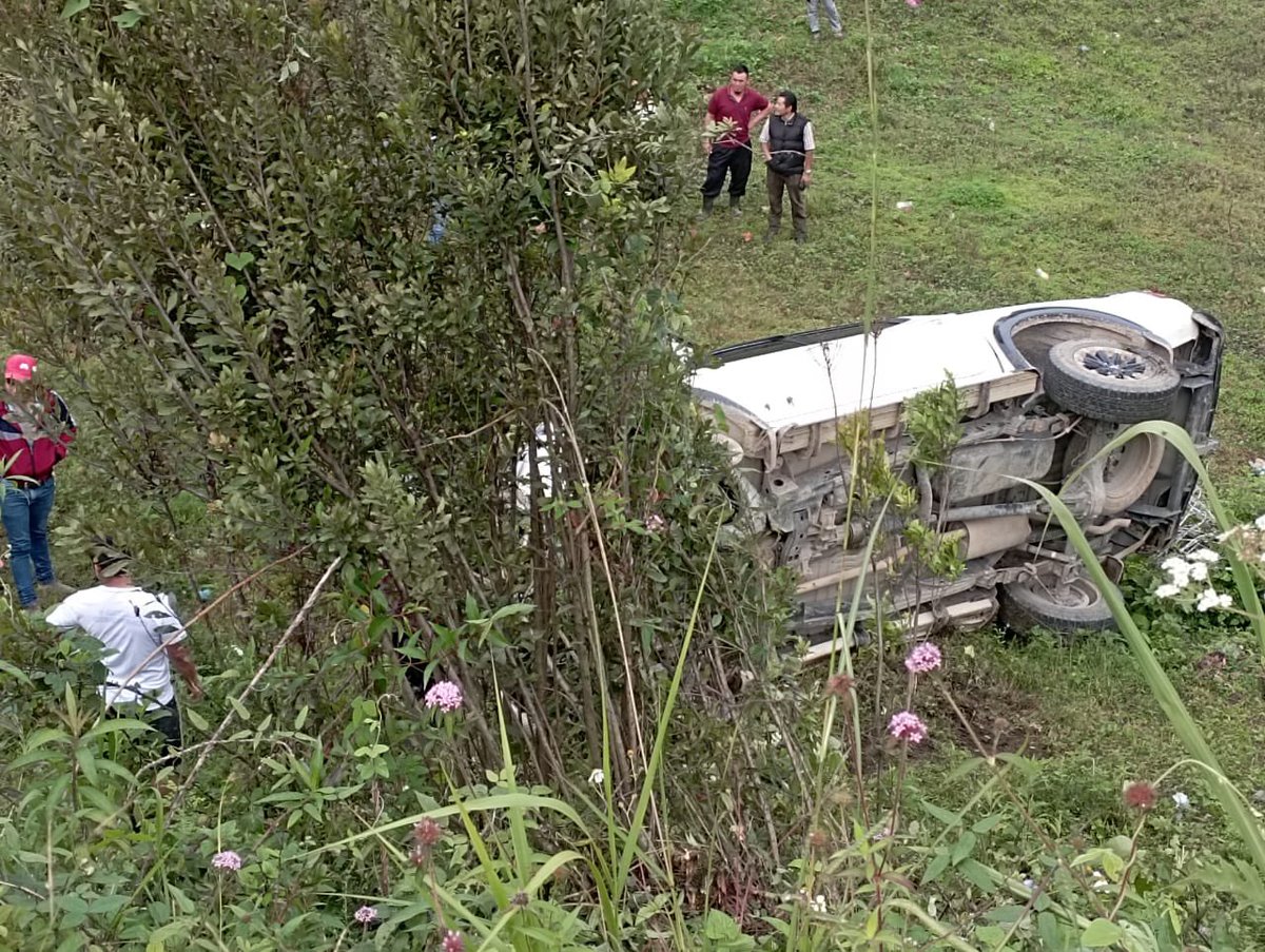 otonielrivera32's tweet photo. #TRANSITO: en Aldea Tomtem, de Cobán, piloto pierde control y cae a hondonada de 15 metros, Una fémina de la tercera edad resultó herida, piloto presentaba crisis nerviosa, ambos originarios de ciudad capital, Bomberos Voluntarios de Tactic, brindaron primeros auxilios. https://t.co/Jre0JQudsA