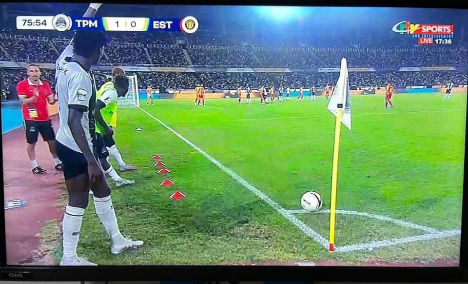 issongo_jacques's tweet photo. Dans la vie, il est important d’être rationnel.
1. Le gouvernement RDC a tout fait pour que @TPMazembe et @ESTuniscom ne jouent en RDC,
2. la Télé officielle Camerounaise diffuse la rencontre en direct, la RTNC s’abstient de diffuser.
La RTNC et le sport sont apolitiques. Kabulo https://t.co/izeNjq4WhA