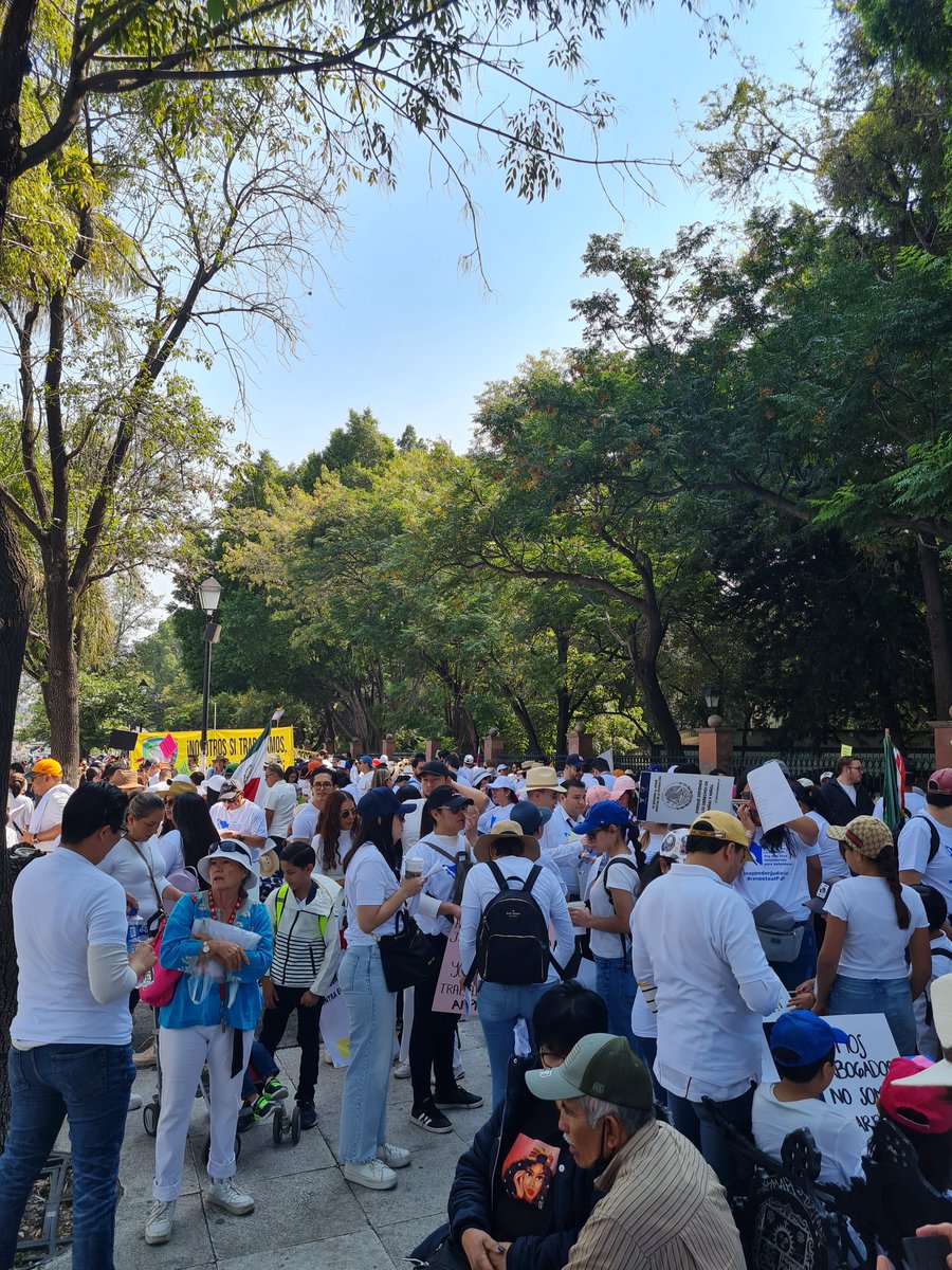 Hoy marché en #Querétaro con nuestos amigos del #PoderJudicial; familias como la tuya y la mía completas, defendiendo los salarios de sus cabezas de familia.

#LaCorteNoSeToca