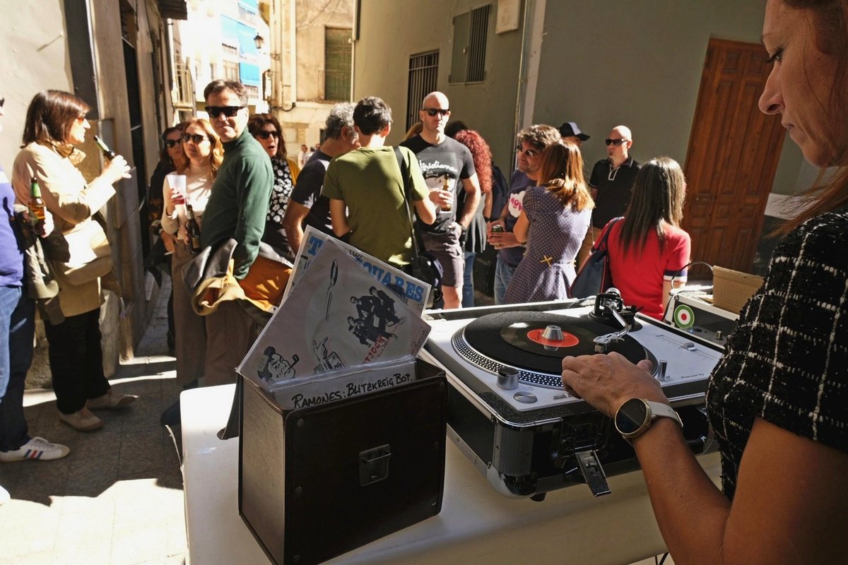 AytodeCaravaca's tweet photo. Caravaca Power Pop 💥🎸

Numerosos aficionados a la música de distintos puntos de la geografía española se han dado cita este fin de semana en nuestro municipio para disfrutar de una exitosa edición del festival, llenando alojamientos y locales de hostelería. https://t.co/eHO5aRiCkK