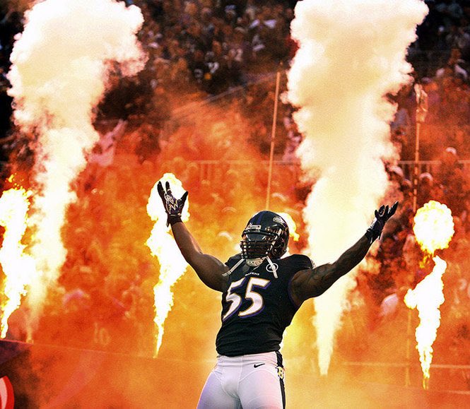 Terrell Suggs has been inducted into the Ravens Ring of Honor. 

Well deserved, LEGEND. 🖤🔥