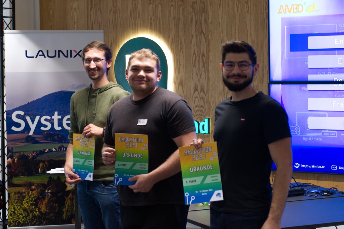 DigitaleOL's tweet photo. War das ein Fest! Unser #Hackathon ist um, die Gewinner sind gekürt und unsere drei Teams haben wirklich tolle Projekte abgeliefert. Danke für das großartige Wochenende. #hackgr23 Hier seht ihr unsere Jury bei der Arbeit und unsere glücklichen Teams mit ihren Urkunden! https://t.co/iEBXKmkmPH
