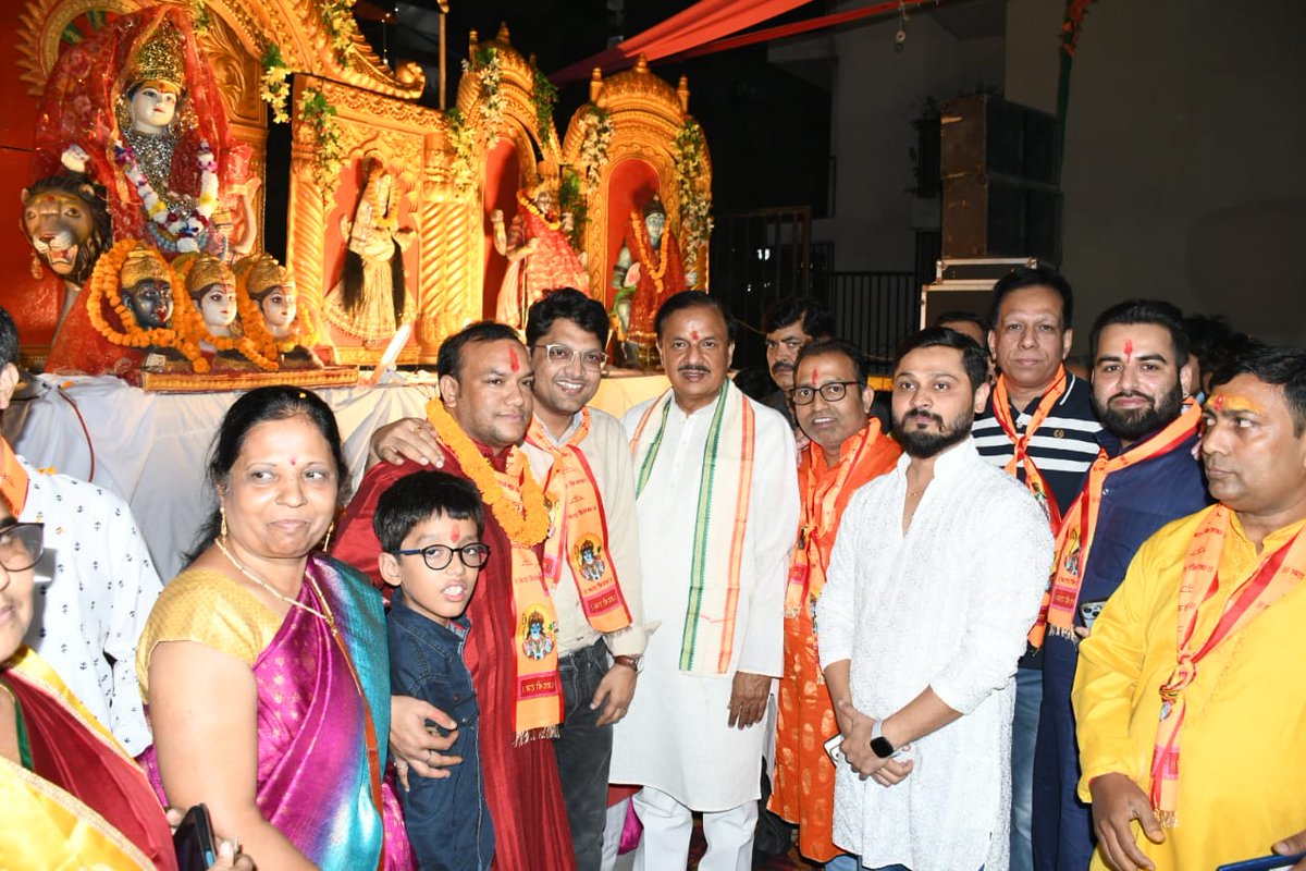 dr_maheshsharma's tweet photo. शारदीय नवरात्र के पावन महाष्टमी पर्व के अवसर पर ग्रेटर नोएडा वेस्ट के गौर सिटी-2, 10 एवेन्यू सोसायटी, पार्क1 बी ब्लॉक सेक्टर 3 तथा पंचशील ग्रीन्स 2 सोसायटी में आयोजित दुर्गा महोत्सव व माता की चौकी एवं रामलीला कार्यक्रम में उपस्थित होकर माता रानी का आशीर्वाद प्राप्त किया तथा समूचे क्षेत्र के सुख, शांति एवं समृद्धि हेतु प्रार्थना की।
