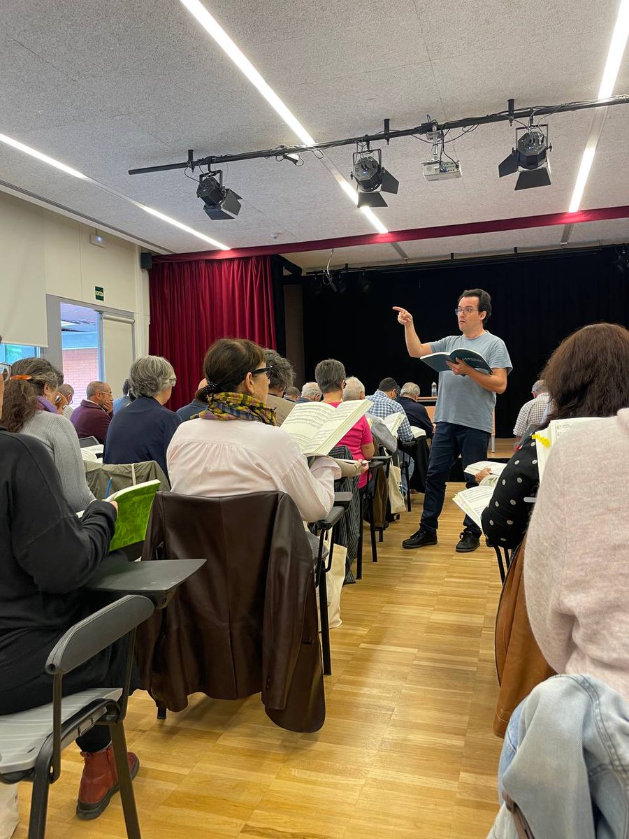 MessiesBcn's tweet photo. "Una retirada a temps és una victòria". 
Amb això en @MartiFerrerB ens vol dir que si no sabem quant dura una nota final, millor no excedir-se i per tant no allargar-la. 
O també que si no s’arriba a una nota aguda, millor no cantar-la😊
Ocurrent i pràctic alhora!
#messiànics https://t.co/qFsKMfYmnf