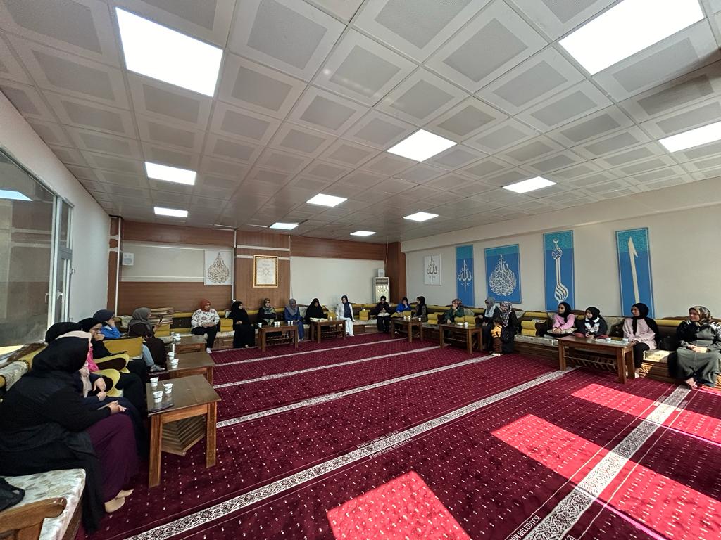 TugvaSanliurfa's tweet photo. Lise Koordinatörlüğümüz tarafından, liseli hanım kardeşlerimiz için organize edilen programda "Filistin'i" konuştuk. https://t.co/lTzull9wpC