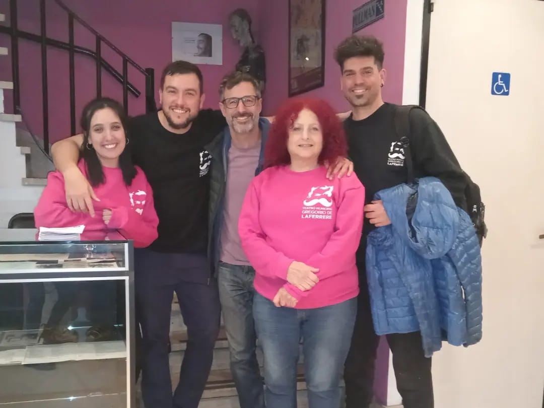 En el Teatro Municipal en el ciclo "Micromonólogos x la democracia" 🎭 junto a la querida Norita Cortiñas ❤️ e integrantes de @serexlamemoriaylavida, donde se presentaron 14 textos originales acerca de los 40 años de democracia, todos escritos e interpretados por artistas locales