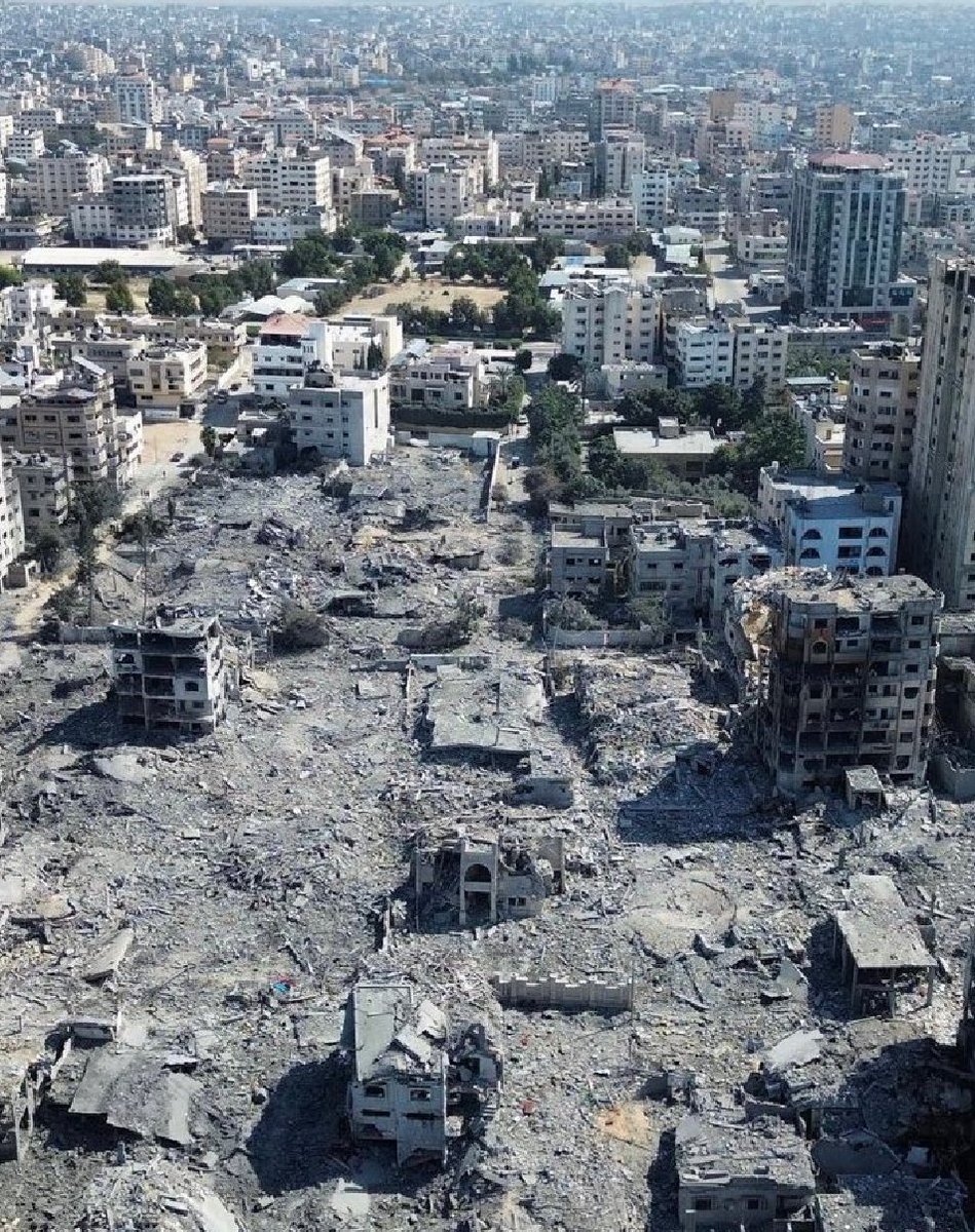 luisgonzaloseg's tweet photo. Tras el ataque a las Torres Gemelas, Estados Unidos invadió Afganistán e Irak con el objetivo oficial de luchar contra el terrorismo y democratizar ambos países. Se llamó Guerra contra el Terror.

Gastó más de 8 billones de dolares (que pagaron los contribuyentes) y murieron más de 900.000 personas, de ellas más de 350.000 civiles.

Una década después, el Estado Islámico surgió de Irak; y dos décadas después, Estados Unidos abandonó Afganistán con los talibanes en el poder.

Irak y Afganistán quedaron en mucha peor situación que antes de ser invadidos y los únicos beneficiados fueron las élites occidentales, sobre todo norteamericanas, que se enriquecieron con petróleo más barato (comprado al Estado Islámico), ingentes beneficios en armas, el expolio de las riquezas existentes y otras innumerables ganancias.

Tras el ataque de Hamás, Israel pretende luchar contra el terrorismo en Palestina con las mismas armas que Estados Unidos (no obstante, su mayor patrocinador es el país norteamericano): bombas y más bombas, ocupación militar y exterminio de civiles.

Dejando a un lado que, tanto el terrorismo afgano como el palestino han sido financiados y promocionados por Estados Unidos o Israel, si se trata de una lucha honesta contra el terrorismo, habría que repensarlo: el método de luchar contra el terrorismo mediante el sometimiento militar y las masacres civiles ya se ha demostrado fallido.

Por ello, es muy probable que se vuelvan a repetir las mismas consecuencias tras aplicar el mismo método: fracaso politico tras una aplastante victoria militar; surgimiento de un Estado mucho más debilitado, corrupto, radicalizado e inestable que el intervenido; muerte de decenas o centenares de miles de civiles; e ingentes beneficios de las élites occidentales.

Si no es una lucha honesta contra el terrorismo, que tras los fracasos de Afganistán e Irak o la promoción de los radicales islámicos en Afganistan o Palestina resulta más que posible, Estados Unidos, Israel y sus aliados están dirigidos por unos asesinos sin escrúpulos dispuestos a incendiar y destrozar el planeta en su beneficio.

Es decir, Occidente está comandado por incompetentes o malvados.

Más en 'La trampa ucraniana' 👇👇👇

https://t.co/pYljIIDot0