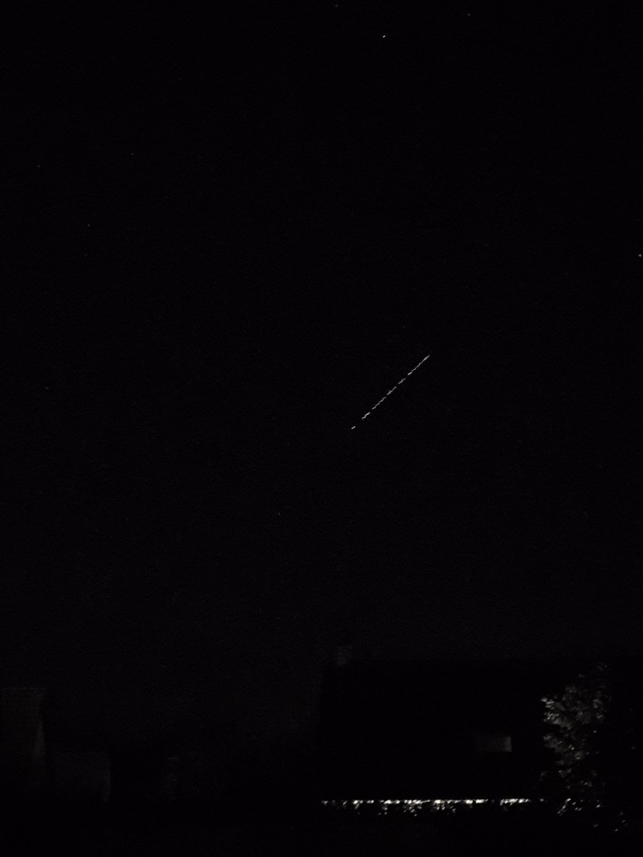 IsabeyC's tweet photo. c'est quoi tous ces points dans la nuit ? #ciel https://t.co/C96xOaPGcO