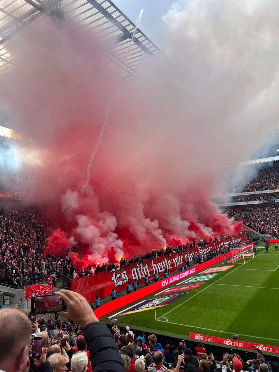 Habe sehr lange darüber nachgedacht. Habe die Aussage (einer=11) nicht verstanden. Davon abgesehen könnte man überlegen, ob das so richtig gut zur Schweigeminute passt, in der es um die Opfer in Israel ging. Und dann noch ne Frage: Waren beim #effzeh alle beim Bund? #KOEBMG