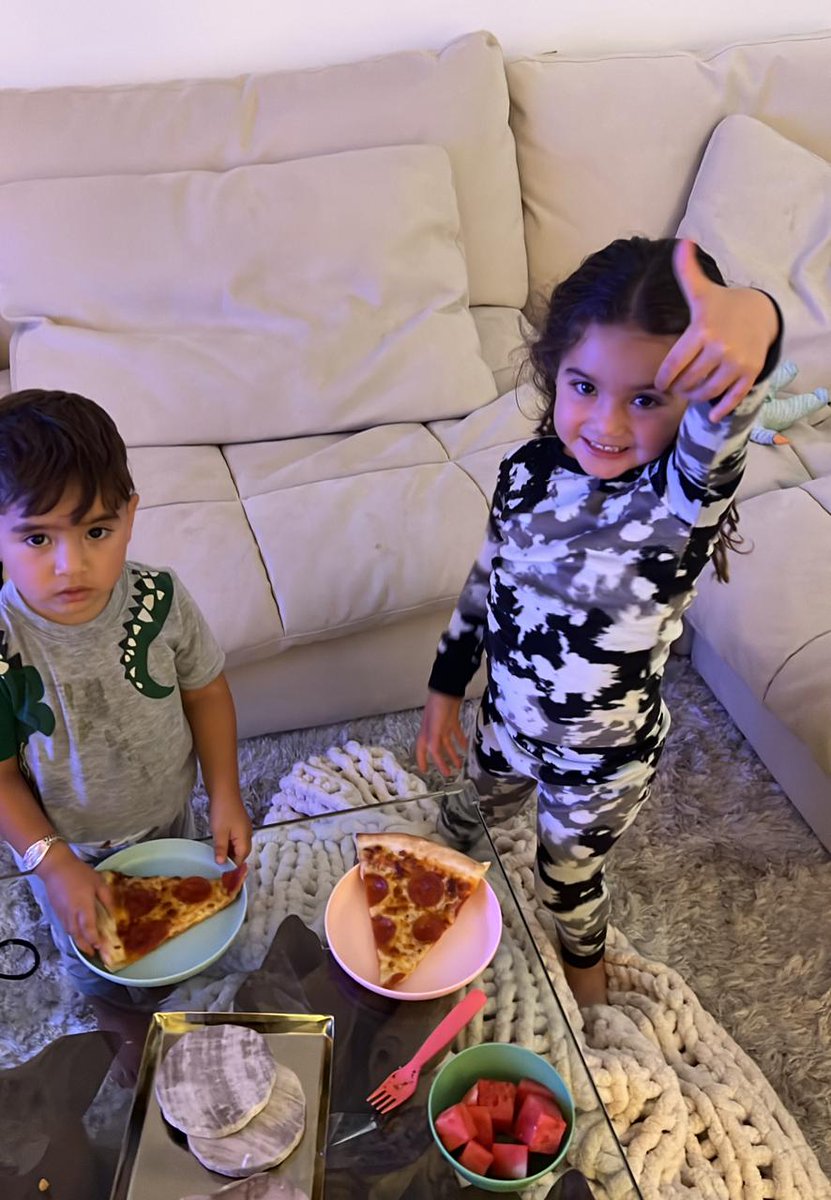 KmLoaizaData's tweet photo. Todos colapsando mientras tanto Kimberly Loaiza está comiendo pizza con sus hijos. https://t.co/oJE6wzkC25