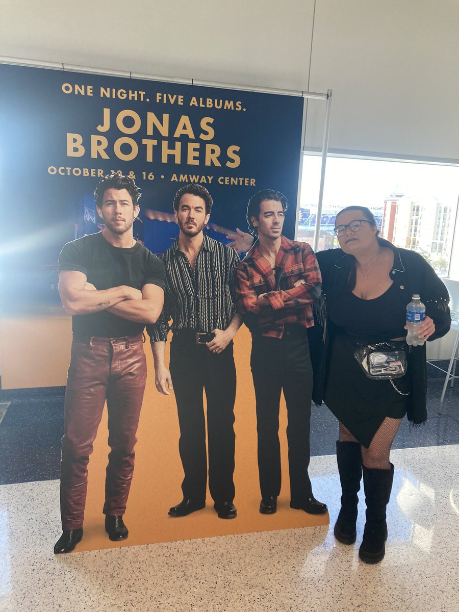 DAIZEEJONAS's tweet photo. Best night seeing my @jonasbrothers @joejonas @nickjonas @kevinjonas #JonasBrothers #joejonas #nickjonas #kevinjonas #jonasbrothersconcert #thetour #fivealbumsonenight https://t.co/jJwLNuRa6N