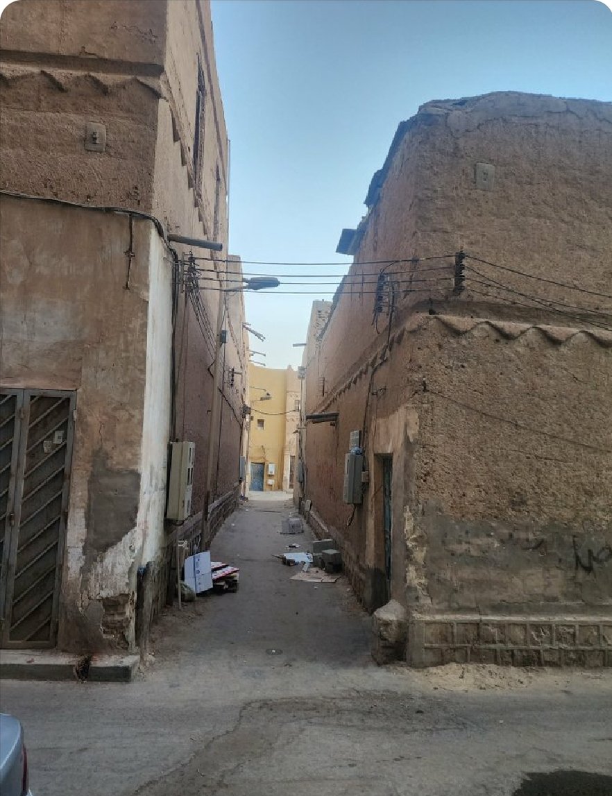 AAlhasher1's tweet photo. #العماره_النجديه 
من عجائب العماره النجديه تعمل هذه السكك
الضيقه والعالية الارتفاع كخزان  للهواء البارد ليلا..ليعدل به حرارة تيار  السموم نهارا .. https://t.co/tVyODMdKXt