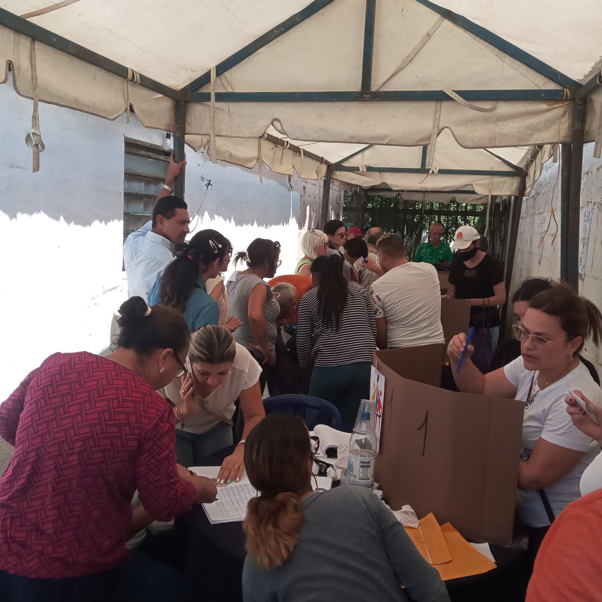 AparicioU's tweet photo. Después de 35 minutos ejercí mi derecho a elegir el candidat@ de mi elección. Muy fluido, mucha gente contenta, y no dejaban de llegar .  Vamos por buen camino https://t.co/44GM8l0CBn