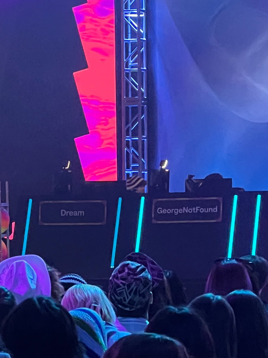DUCKLUXX's tweet photo. Seated for twitch rivals ‼️‼️‼️ https://t.co/fJBntHhfEM
