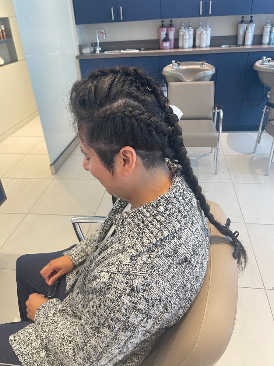 El_magnifico_RT's tweet image. Can i tell you how much i luv this braid!?! #mohawkbraid #weddingday 

…not my wedding day lol