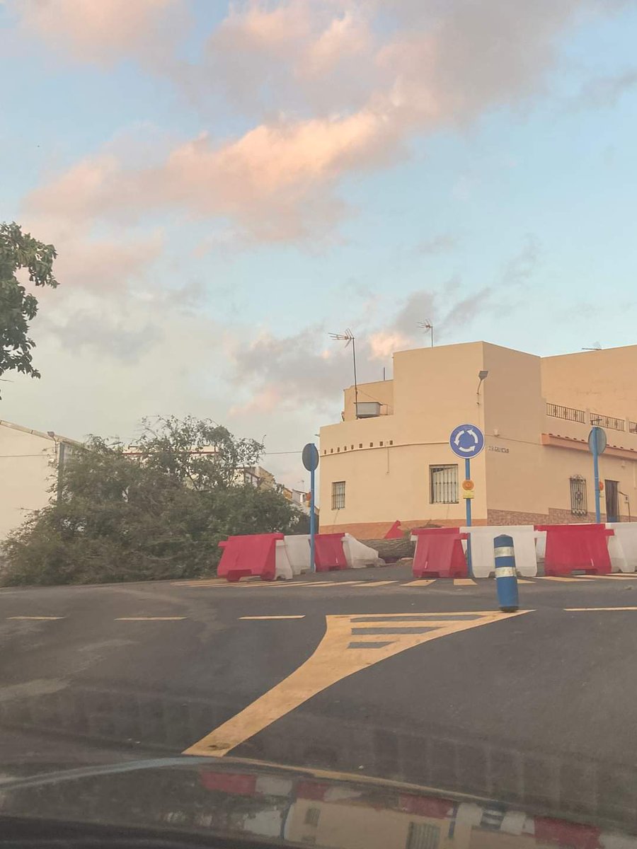 ArahalTN's tweet photo. Vecinos de Arahal nos hacen llegar imágenes de las incidencias que está dejando el fuerte viento a su paso por la localidad (4ª parte).

Tengan mucha precaución y no salgan de casa, salvo que sea estrictamente necesario. https://t.co/srGKnnfymW