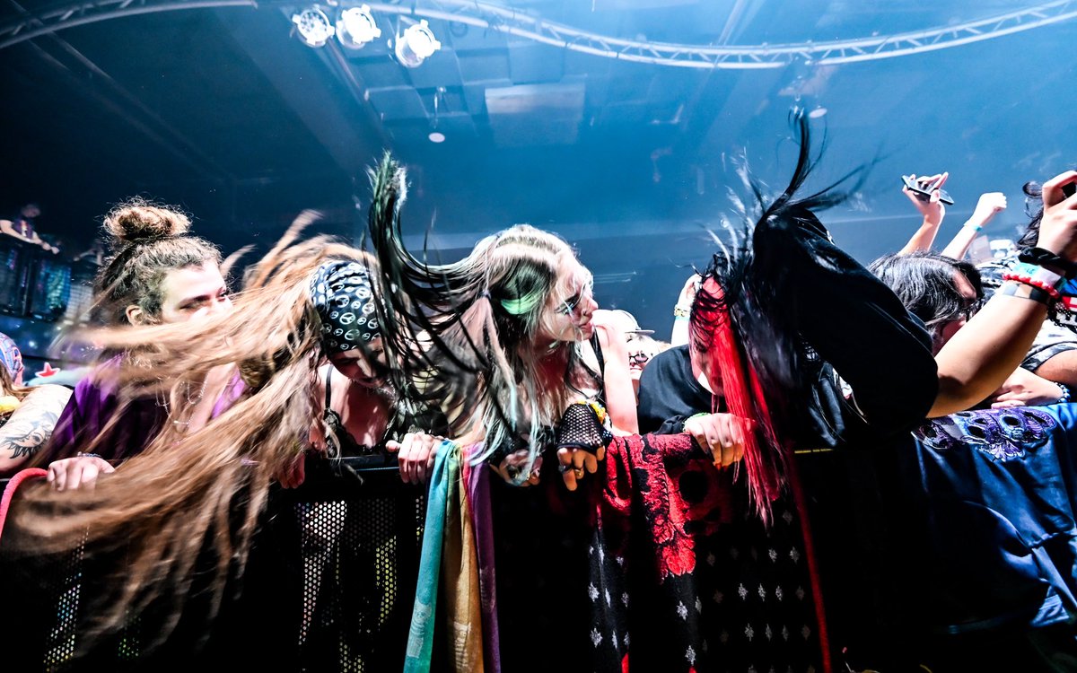 ConcordHall's tweet image. Incredibly hype Friday night w/ @holdubz , @killfeedmusic , + @OUTAGEofficial b2b Daximus ⚡️💯❤️‍🔥 let’s do this again sometime, Chicago 🤘

📸 @calvophoto