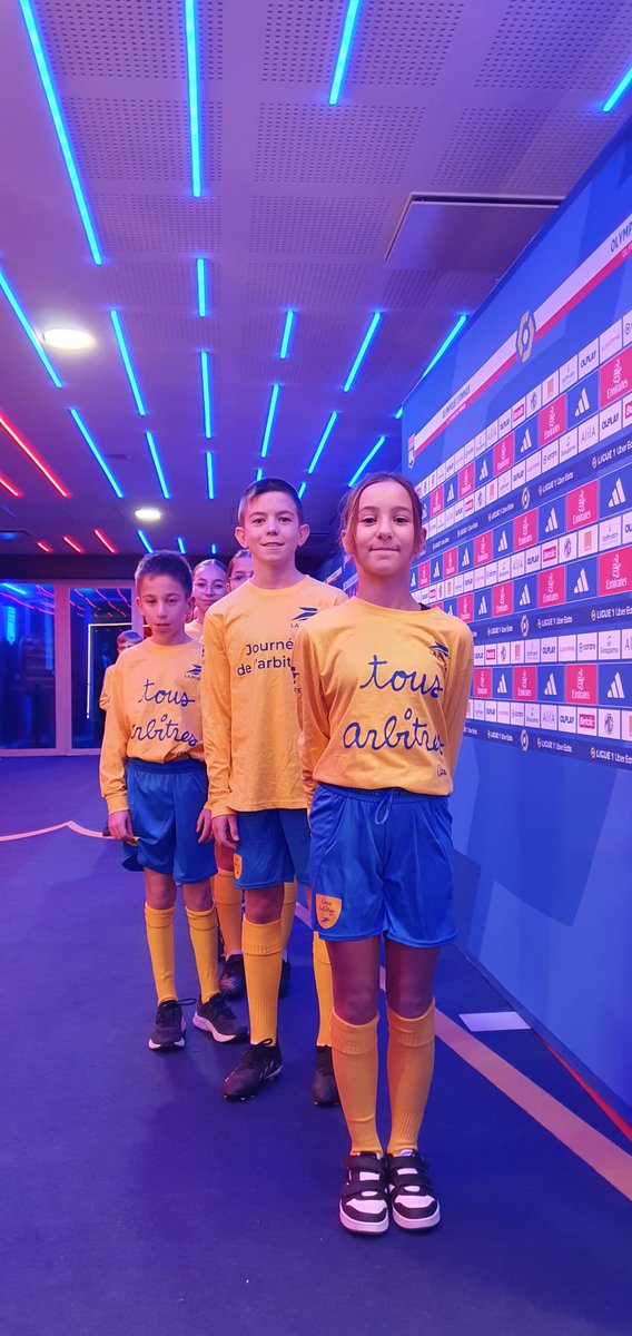 LPNews_AURA's tweet photo. A l'occasion des Journées Nationales de l'Arbitrage, 2️⃣3️⃣ enfants de #postiers accompagnent ce soir les joueurs et les arbitres pour le match @OL @ClermontFoot 
Les enfants sont fiers de porter leur maillot #TousArbitres et de soutenir avec #LaPoste les valeurs de l'arbitrage 💛 https://t.co/juPxELibkT