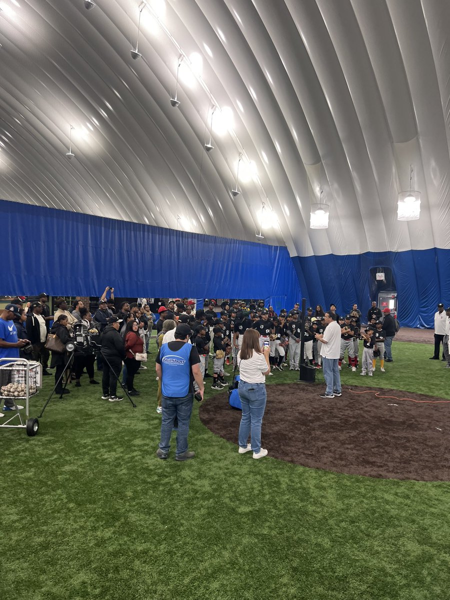 24_7Farnsworth's tweet photo. Day 3 starting off well! @R2GCharity here at the #bodome #rise2greatness #R2G #giveback #baseball https://t.co/jTfRvdZL2B
