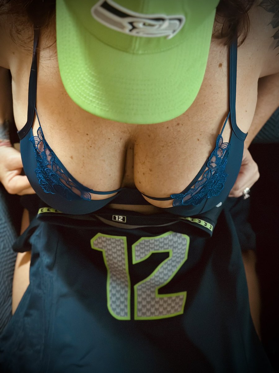 PeninsulaCpl's tweet photo. Hopefully some titties will bring in the win…GO HAWKS!!! https://t.co/ueeu14SkVp