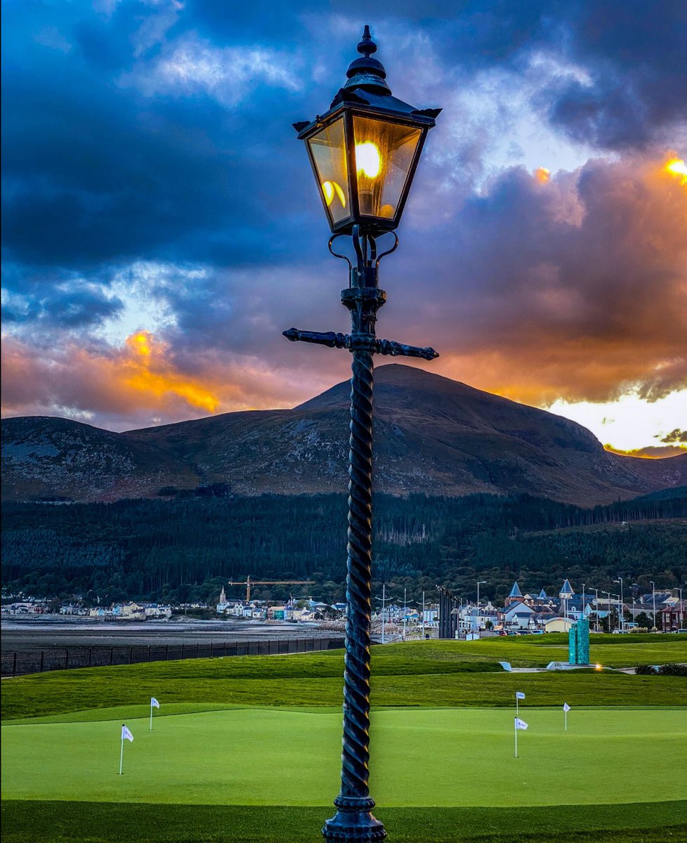 #StreetlampSunday in Newcastle, Co Down
#SundaySunset #sunsets #mobilephotography #NorthernIreland #mountains