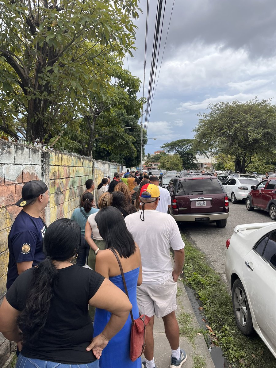 Tienen hasta las 4 (creo que se alargara) espero que todos estén saliendo a votar ✨