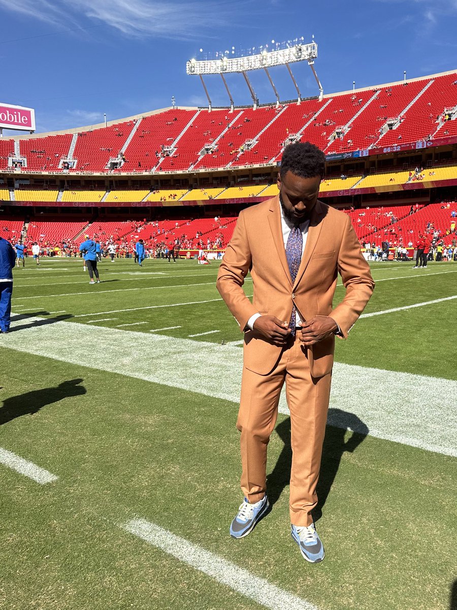 aaronladdtv's tweet photo. I’m wearing a suit today https://t.co/hpPOTUJUZi