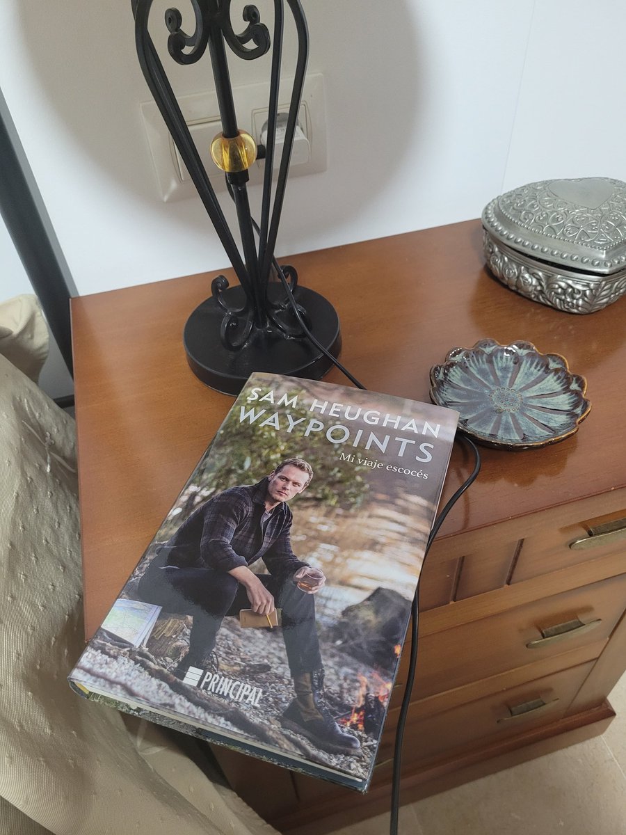 Palmira73992004's tweet photo. @Hswiss1H @SamHeughan I have my book in Spanish, I have enjoyed it very much.
Thank you very much #SamHeughan
#WaypointsBook https://t.co/xib3HRCfoc