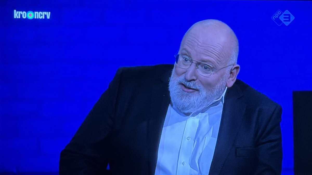 Deze man is een dominante vervelende drammer die anderen in de rede valt en heel erg vol is van zichzelf.

Tenenkrommend.

#collegetour