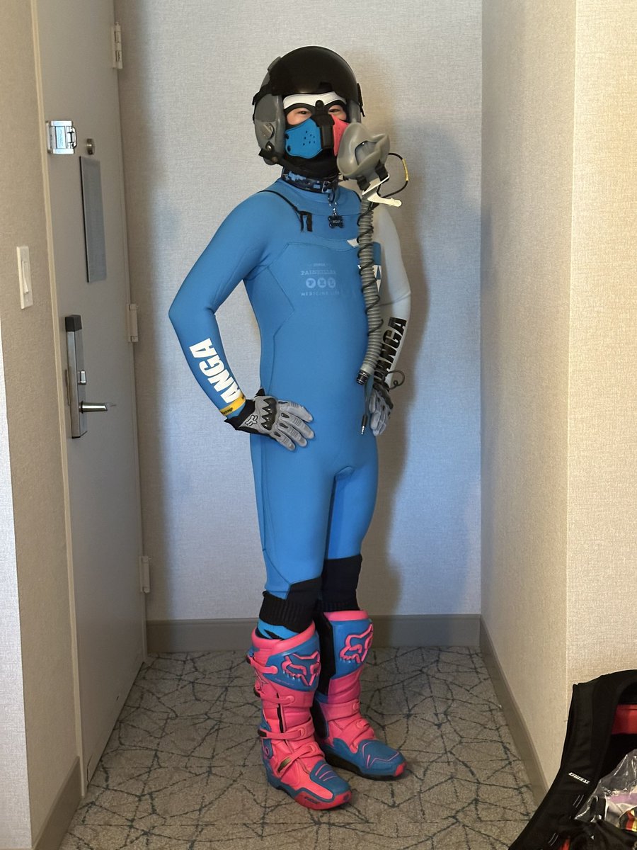 Everybody is wearing their Christmas 2022 HUUBs. Meanwhile, I’m over here doing my own thing. They should change the name to Men In HUUBer! #MIR2023 #MIR27