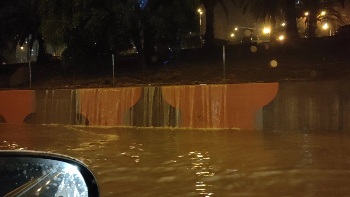 msanmor's tweet photo. @GranCanariaCab piscinas en la circunvalación a la altura de la ballena, problemas de circulación y nada indicado en ninguna pantalla informativa https://t.co/DfIAYKkDw1