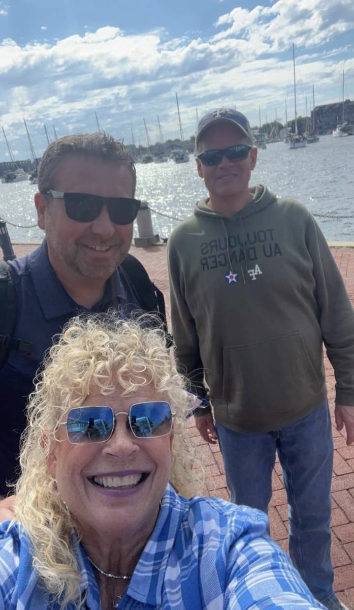 CloverRidgeElem's tweet photo. Proud CRE, CMSW, & CHS Alumni Alert! So fun to run into the Jackmans while touring the U.S. Naval Academy. They were in town to watch Air Force and their son, Ethan Jackman beat Navy. Great to see kids succeed! #ECCSPRIDE https://t.co/vqIqVQRZvh
