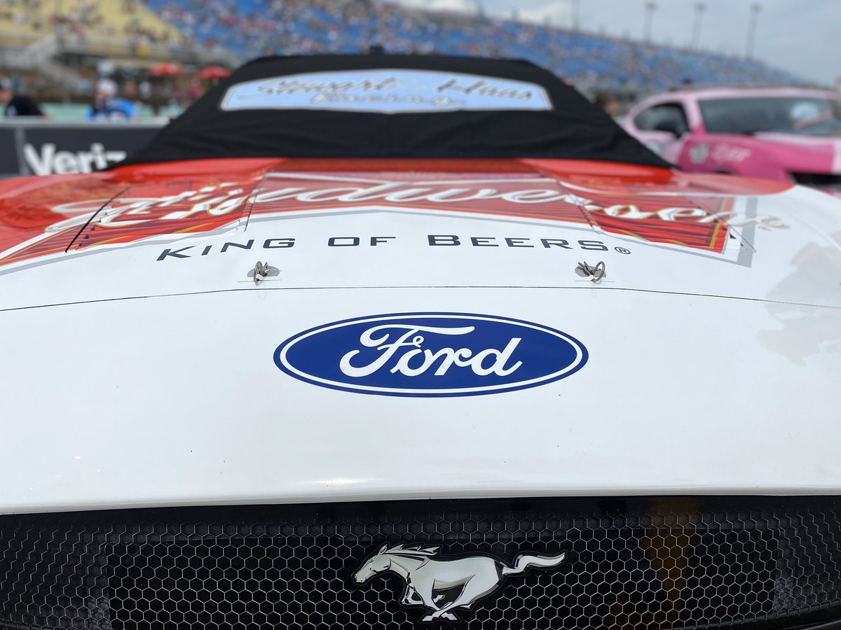 End of Stage 1 here <a href="/HomesteadMiami/">Homestead-Miami Speedway</a>.

We’re feeling “Happy &amp; Lucky” today, so we’re giving away some awesome <a href="/KevinHarvick/">Kevin Harvick</a> swag!

LIKE ☺️
RT 😎
REGISTER ⤵️

woobox.com/ffnf22