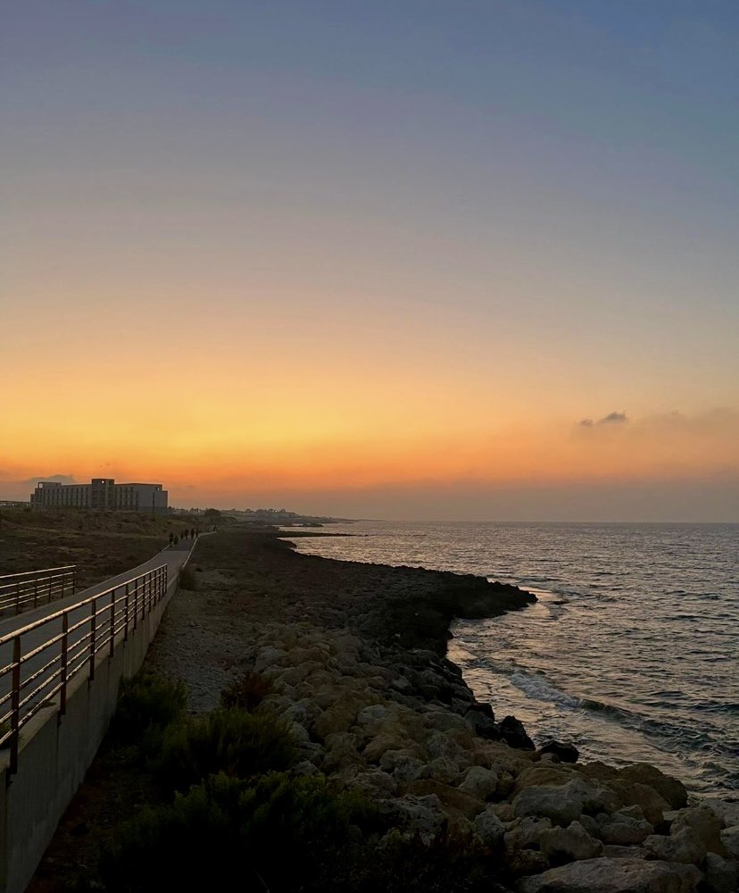 TaMaraPhoto3's tweet photo. ✰ ◯✨ ☆･*:✨.｡: ☆*✨
       Happy Sunday All ✨.｡: ☆*✨
                          ✨ ☆･*: ✰ ◯✨

Beautiful sunset tonight 💫

#SunnyCyprus  #Zen https://t.co/yAxWPkxyZN