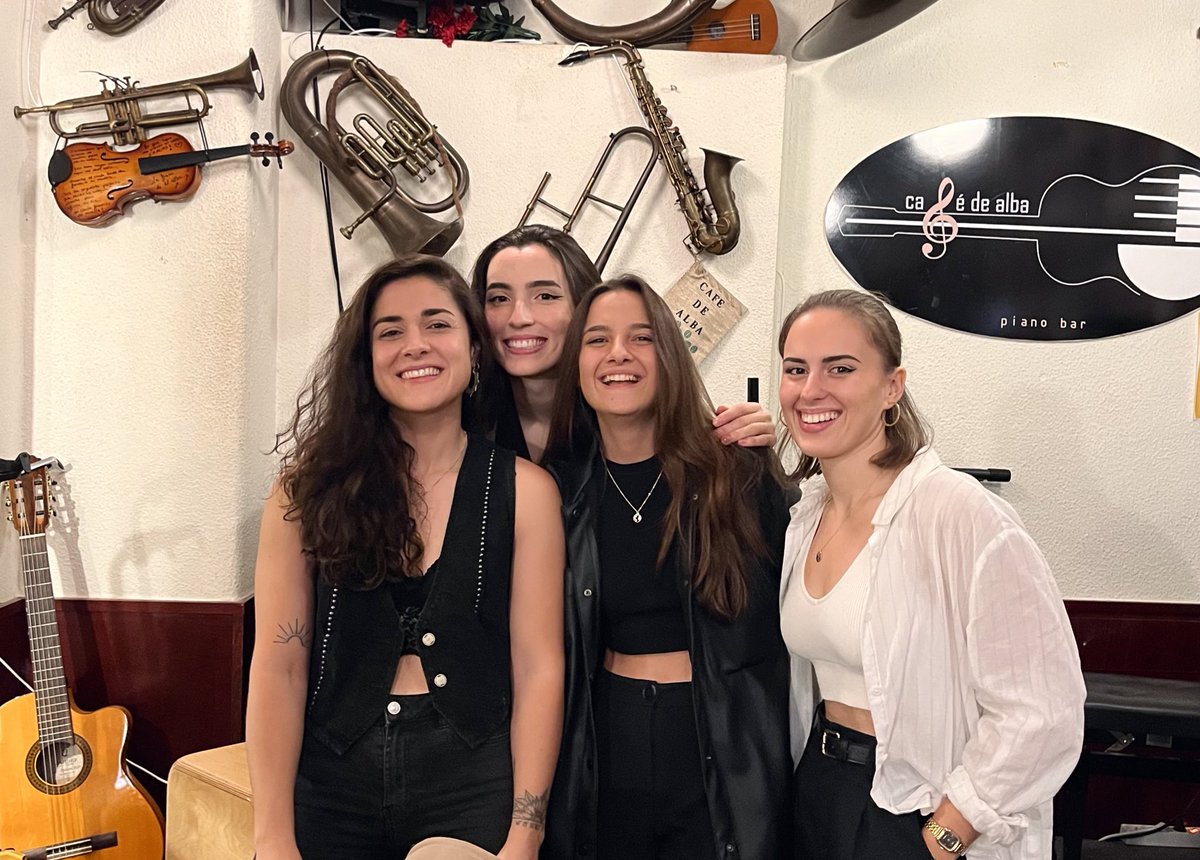 aliciacmusica's tweet photo. De vuelta a casa intentando procesar estos dos conciertos inolvidables #Murcia y #elche 

Gracias a todxs por hacer esto posible y por dar vida a “Orgánico”. Muy emocionada viendo las dos salas casi llenas y escuchándoos cantar conmigo. ¡¡Seguimos!! ❤️‍🩹 https://t.co/G93nePpCiO