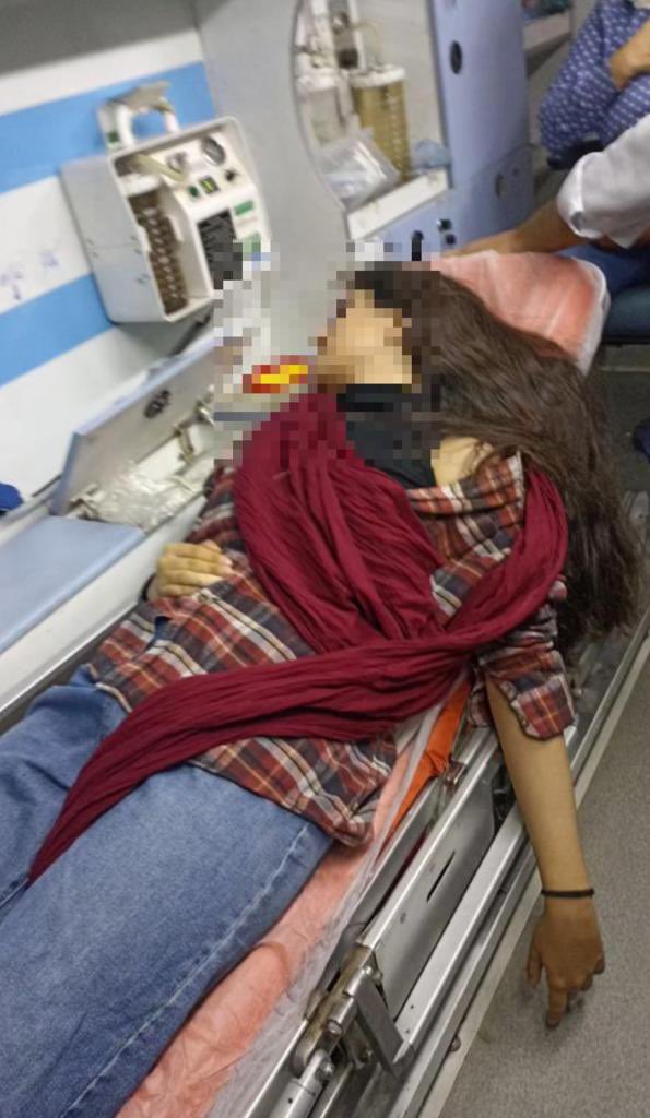 این دختر در اورژانس بستری شده و از وضعیت او فعلا خبری در دسترس نیست. لحظه‌ای که دخترک بر اثر استرس از حال رفته، سرش با زمین برخورد کرده و نیاز بوده تا از سرش عکس‌برداری انجام شود.

پ‌ن: به درخواست خانواده از انتشار عکس واضح و اسم معذورم.