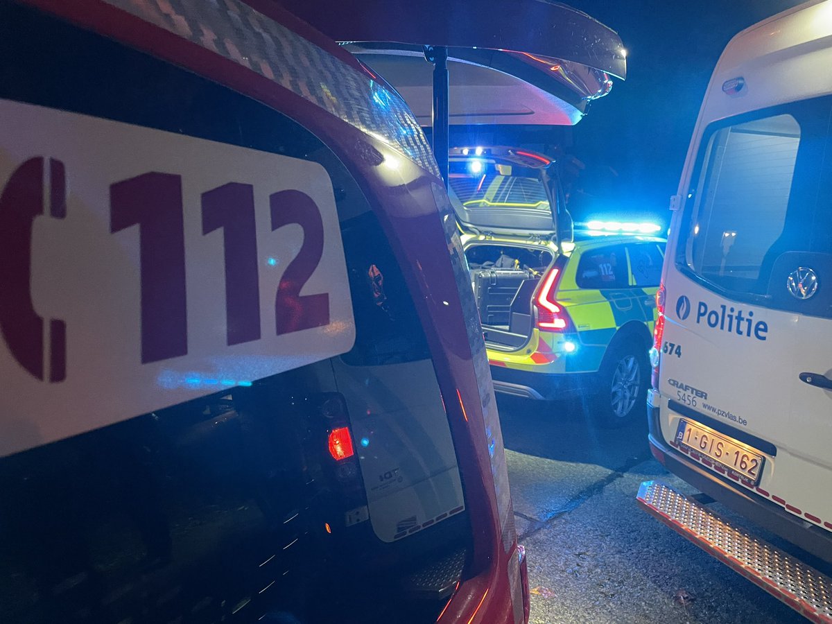 pzvlas's tweet image. 🚨Update gasexplosie Berkenlaan/Beukenlaan in #kortrijk. Er werd 1 lichtgewonde persoon overgebracht naar az groeninge voor verzorging. De persoon bevond zich vlakbij de woning. #Fluvius is volop bezig met de controles van de gasleidingen.