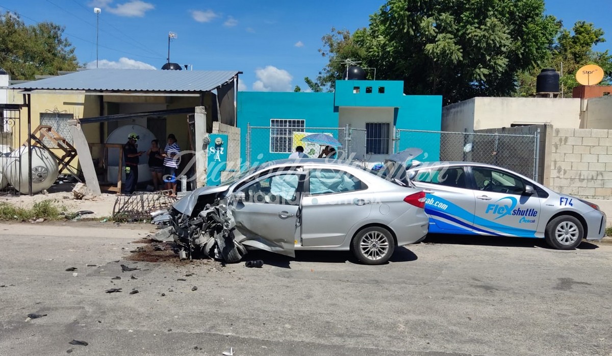 DiariodeYucatan's tweet photo. ⚡ Aparatoso accidente en Ciudad Caucel, en Mérida, arroja varios daños https://t.co/KEeVXVp6gW https://t.co/N5BPbG1iTF