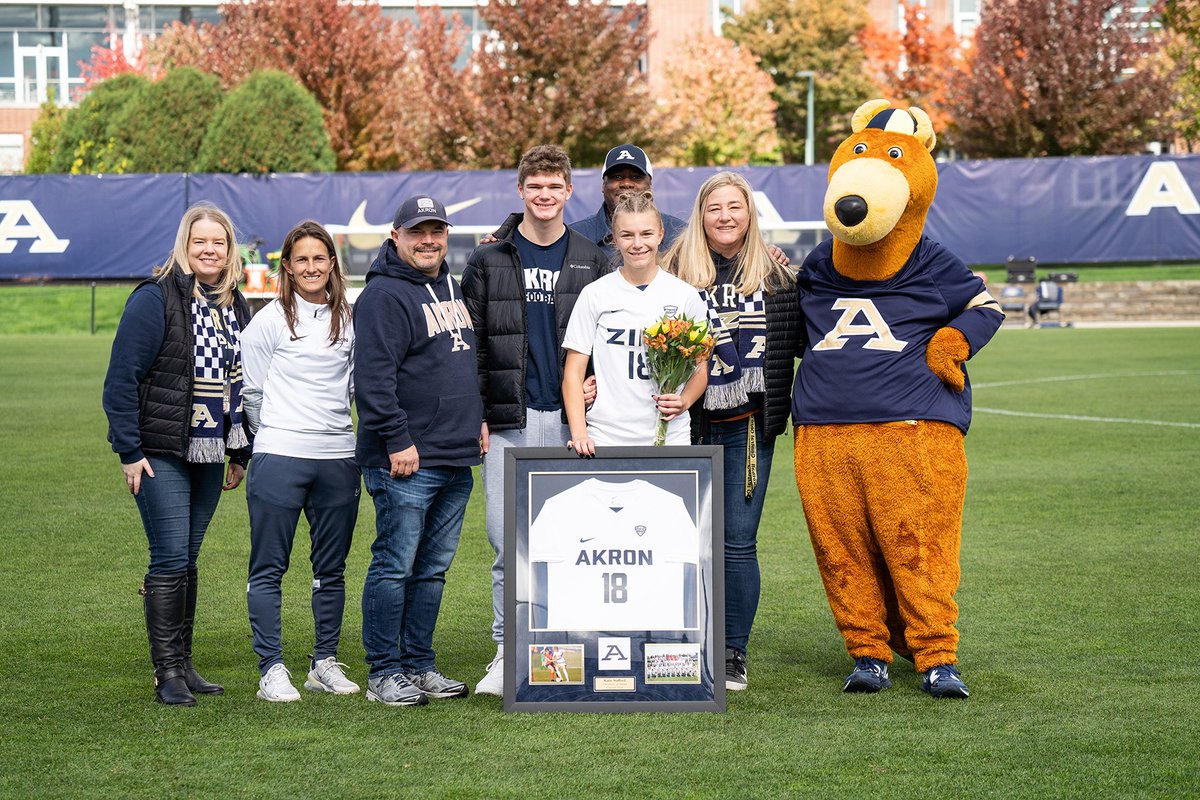 ZipsWSOC's tweet photo. 👏 congrats to our @zipwsoc seniors

#GoZips | @ZipsWSOC 🦘 https://t.co/Cl0bnpz8cQ