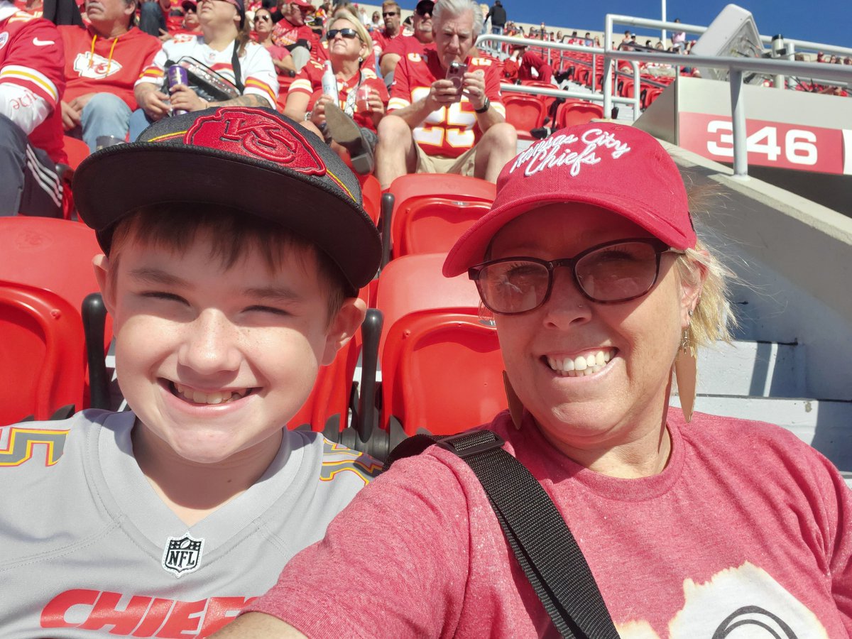 MsSanders15's tweet photo. Let's get em!  Go Chiefs! #ChiefsKingdom https://t.co/5IBkLrueSq